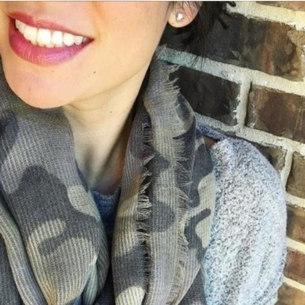 :: Stella & Dot SILVER Zariah Studs - Picture 2 of 5